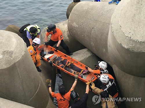 방파제에 추락한 중증 손상환자를 구조하는 모습/연합뉴스