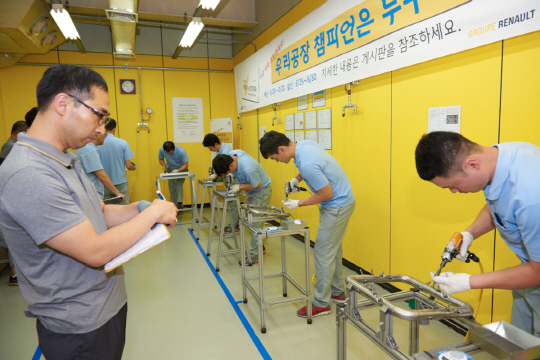 르노삼성자동차 부산공장에서 열린 기초기능 경진대회의 조립 체결 부문 결승 경기에서 출전자들이 경합을 벌이고 있다./사진제공=르노삼성자동차