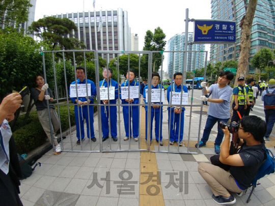 백남기투쟁본부는 30일 국가폭력 책임자 처벌을 촉구하며 전·현 경찰 간부 5명의 얼굴을 본딴 가면을 대역에게 씌운 후 철창 안에 가두는 퍼포먼스를 벌였다. 왼쪽 가면부터 최성영 전 경비과장·강신명·이철성 현 경찰청장·조현오·김석기 전 경찰청장./신다은 기자.