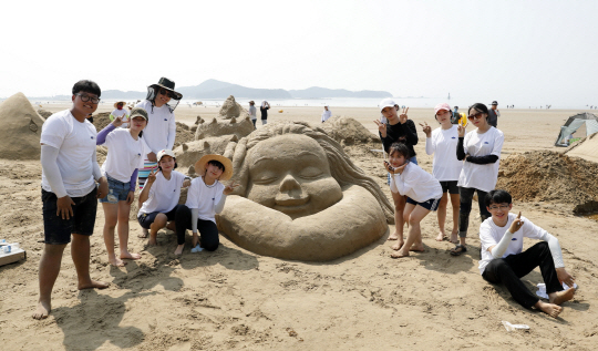 천연기념물 제431호로 지정된 국내 최대의 해안사구가 있는 태안군 신두리 해변. 사진은 지난해 모래조각 페스티벌 모습. 사진제공=태안군