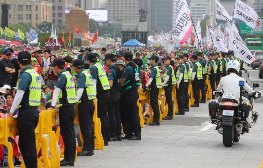 30일 차벽이 사라진 서울 광화문광장에서 경찰들이 질서를 유지하고 있다. /연합뉴스