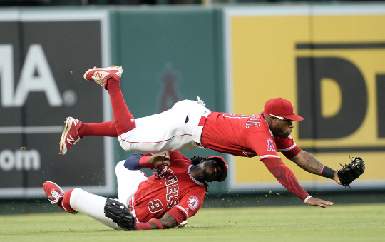 June 29, 2017; Anaheim, CA, USA; Los Angeles Angels left fielder Eric Young Jr. (8) catches a hit by Los Angeles Dodgers first baseman Cody Bellinger (35) as center fielder Cameron Maybin (9) avoids contact in the first inning at Angel Stadium of Anaheim. Mandatory Credit: Gary A. Vasquez-USA TODAY Sports      <저작권자(c) 연합뉴스, 무단 전재-재배포 금지>
