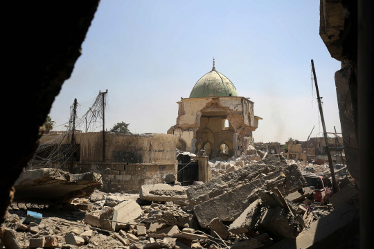 29일(현지시간) 수니파 극단주의 무장단체 이슬람국가(IS)의 최대 거점인 이라크 모술에 위치한 알누리 모스크가 파괴돼 있다./모술=AFP연합뉴스
