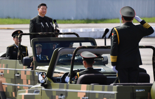 시진핑(왼쪽) 중국 국가주석이 30일 홍콩 북부에 위치한 인민해방군 섹콩 병영에서 군대를 사열하고 있다. 취임 이후 처음으로 홍콩을 방문한 시 주석은 이번 수행단의 일원으로 중국 인민해방군 최고위 장성인 판창룽 중앙군사위 부주석을 대동해 눈길을 끌었다.  /홍콩=EPA연합뉴스