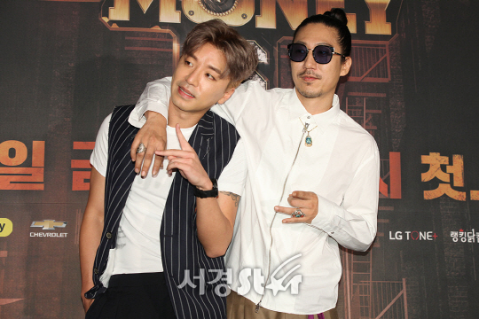 비지(Bizzy), 타이거JK가 30일 오전 서울 마포구 서교동 한 카페에서 열린 ‘쇼미더머니6 (Show Me The Money 6)’ 제작발표회에 참석해 포토타임을 갖고 있다.