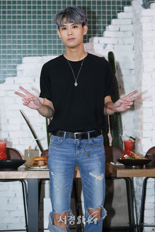 사우스클럽 김의명이 30일 오후  서울 마포구 한 레스토랑에서 진행된 대만 MTV ‘워아이오우샹(Idols of Asia) - 플레이제이 오우샹주보(Play J ‘s Weekly Idols)’ 녹화에 참석해 포토타임을 갖고 있다.