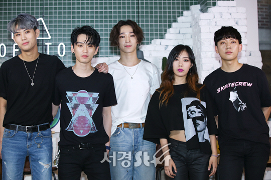 밴드 사우스클럽이 30일 오후  서울 마포구 한 레스토랑에서 진행된 대만 MTV ‘워아이오우샹(Idols of Asia) - 플레이제이 오우샹주보(Play J ‘s Weekly Idols)’ 녹화에 참석해 포토타임을 갖고 있다.