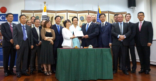 지난 30일 오전(현지시간) 미국 워싱턴  주미 한국대사관에서 열린 ‘문정왕후어보’와‘현종어보’ 반환행사에서 김연수 문화재청 국립고궁박물관장(가운데 왼쪽부터), 더불어민주당 안민석 국회의원이 토마스 호먼(Thomas D. Homan) 미국 이민관세청(ICE) 청장 직무대리에게 유물을 전달받은 뒤 기념촬영을 하고 있다. /사진제공=문화재청