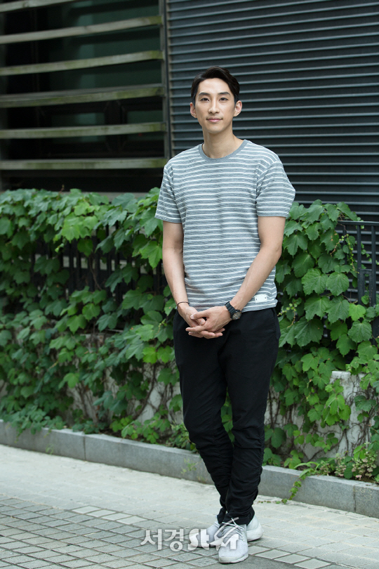 배우 김윤하가 지난 6월 30일 오후 서울 종로구 동숭아트센터에서 서경스타와의 인터뷰에 앞서 포즈를 취하고 있다.