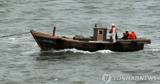 북한 주민 5명 탄 선박 NLL 넘어와…“귀순의사 표명”