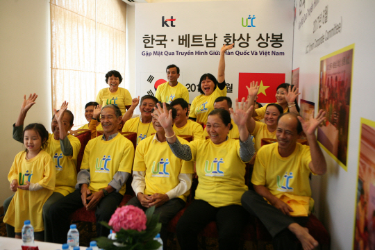 베트남 현지 가족들이 한국에 사는 가족들과 영상으로 서로의 안부를 확인하고 있다./사진제공=KT