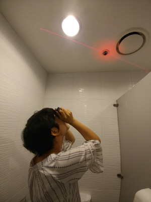 본지 신다은 기자가 2일 적외선 몰래카메라 탐지기를 사용해 화장실 내부를 탐지하고 있다. /최성욱기자
