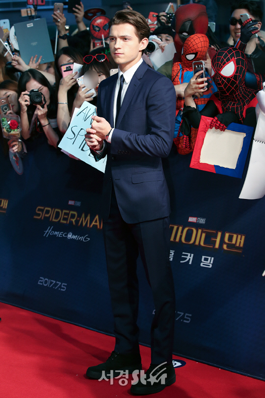 배우 톰 홀랜드가 2일 오후 서울 영등포구 타임스퀘어에서 열린 영화 ‘스파이더맨: 홈커밍’ 레드카펫 행사에 참석하고 있다.