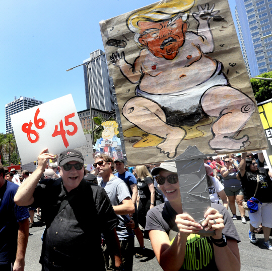 2일(현지시간) 미국 로스앤젤러스(LA)에서 도널드 트럼프 미국 대통령의 탄핵을 촉구하는 시위자들이 구호를 외치고 있다. /LA=EPA연합뉴스