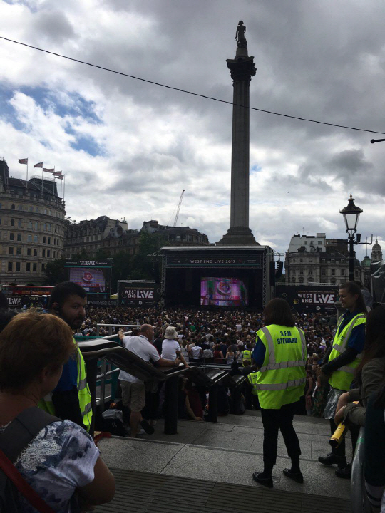 웨스트엔드 라이브 2017이 열린 24일(현지시간) 런던 트라팔가광장에 대형 무대와 스크린이 설치됐다. 이틀간 열린 이번 행사에는 50만명 이상의 인파가 몰렸다. /런던=서은영기자