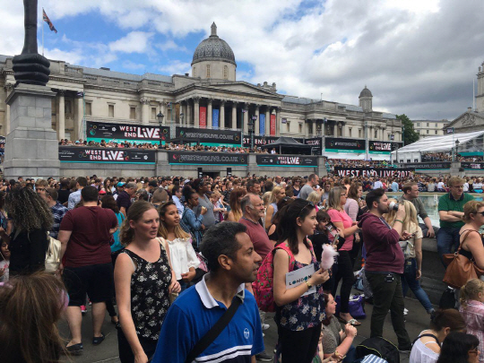 웨스트엔드 라이브 2017이 열린 24일(현지시간) 런던 트라팔가광장에서 공연을 관람 중인 관객들. 뒤로 내셔널 갤러리가 보인다. /런던=서은영기자