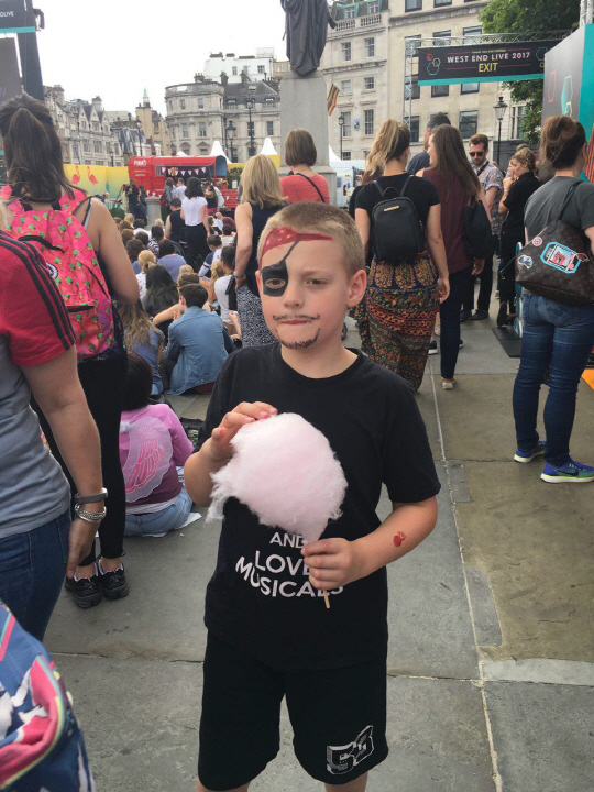웨스트엔드 라이브 2017이 열린 24일(현지시간) 런던 트라팔가광장에서 후크 선장 페이스 페인팅을 한 어린이 /런던=서은영기자