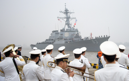 미군 해군 유도미사일 구축함 ‘스테텀’이 2015년 11월 중국 상하이에 도착하고 있다. /AFP연합뉴스
