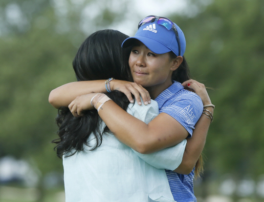 대니얼 강(오른쪽)이 3일 위민스 PGA 챔피언십에서 우승한 뒤 어머니와 포옹하며 감격해 하고 있다. /올림피아필즈=AP연합뉴스