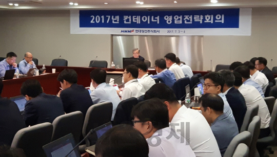 유창근(가운데) 현대상선 사장이 3일 서울 연지동 본사에서 열린 ‘2017 하계 컨테이너 영업전략회의’를 주재하고 있다./사진제공=현대상선