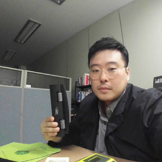 최호림 부름커뮤니티 대표가 프린터 종이걸림을 없애는 보조장치 ‘잼버리’를 소개하고 있다. /사진제공=부름커뮤니티