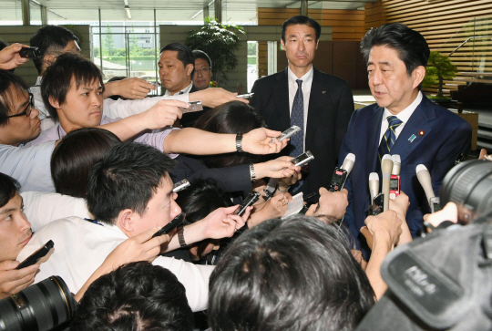 아베 신조 일본 총리가 3일 총리관저 앞에서 기자들에게 전날 치러진 도쿄도의원 선거에 대해 설명하고 있다. /AP연합뉴스