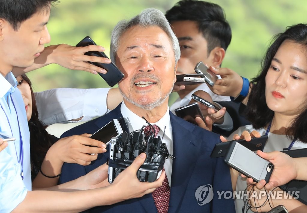 '검찰 출석' 정우현 전 회장, 미스터피자 '갑질 논란'에 멋쩍은 웃음지어