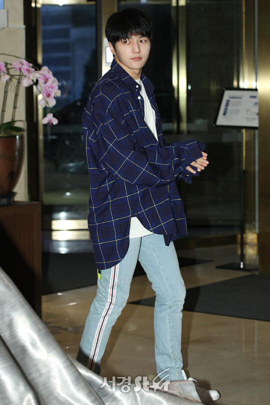 엘이 3일 오후 서울 마포구 스탠포드 호텔에서 MBC 수목드라마 ‘군주 - 가면의 주인’ 종방연에 참석해 포즈를 취하고 있다.