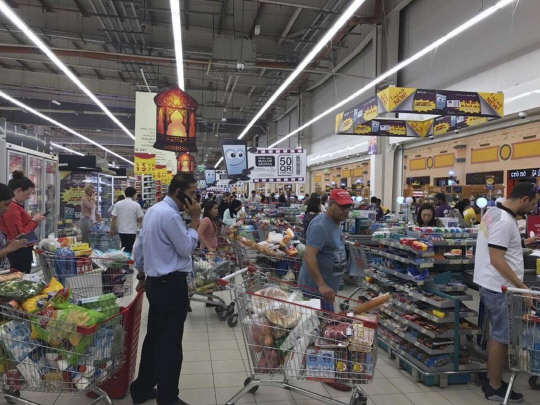카타르 단교 조치가 발표된 뒤 시민들이 슈퍼마켓에 몰려가 식료품을 구입하고 있다./도하=AP연합뉴스