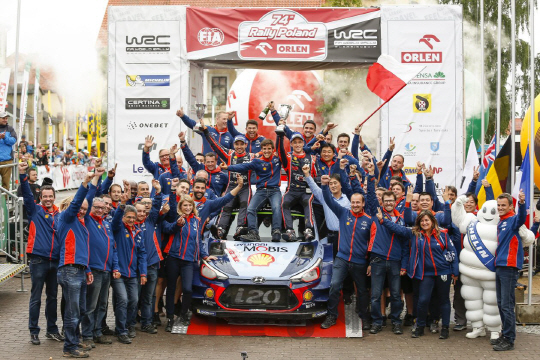 현대차 월드랠리팀 팀원들이 2일(현지시각) WRC 8차 대회 폴란드 랠리에서 우승 후 기뻐하고 있다. /사진제공=현대차