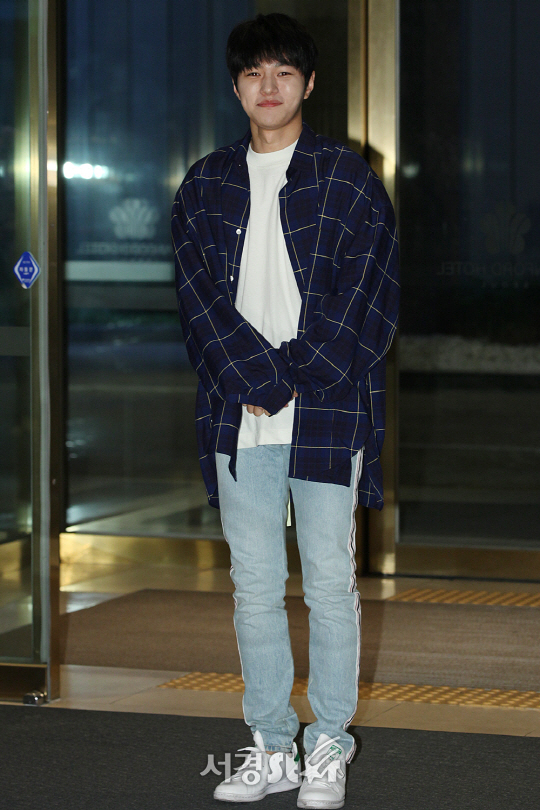 엘(김명수)이 3일 오후 서울 마포구 스탠포드 호텔에서 MBC 수목드라마 ‘군주 - 가면의 주인’ 종방연에 참석해 포즈를 취하고 있다.