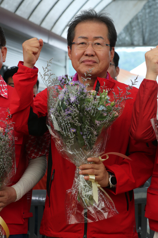 3일 오전 경기도 남양주시 조안면 시우리에서 열린 자유한국당 2차 전당대회에서 당대표로 선출된 홍준표 후보가  꽃을 들고 기념촬영하고 있다./연합뉴스