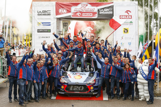 현대차 월드랠리팀 팀원들이 2일(현지시간) WRC 8차 대회 폴란드 랠리 우승 후 손을 번쩍 들며 기뻐하고 있다. 현대차 월드랠리팀 소속 티에리 누빌과 헤이든 패든은 각각 1위와 2위를 기록하며 역대 최고 성적으로 우승컵을 들어 올렸다. 현대차 월드랠리팀의 우승은 올 시즌 3번째다. 이날 우승으로 현대차의 제조사 누적 점수는 237점으로 전체 2위를 기록했다./사진제공=현대차