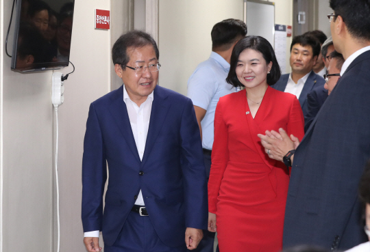 자유한국당 홍준표 신임 당 대표와 류여해 최고위원이 3일 오후 서울 여의도 당사에서  열린 기자회견에 참석하고 있다. /연합뉴스