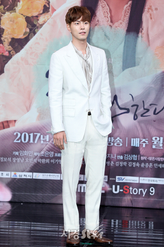 배우 홍종현이 3일 오후 서울 마포구 상암동 상암 MBC에서 열린 새 월화드라마 ‘왕은 사랑한다’ 제작발표회에 참석해 포토타임을 갖고 있다.