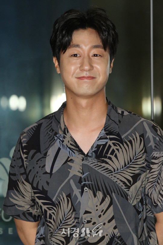 배유람이 3일 오후 서울 마포구 스탠포드 호텔에서 MBC 수목드라마 ‘군주 - 가면의 주인’ 종방연에 참석해 포즈를 취하고 있다.