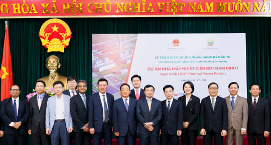 박연차 태광실업 회장(왼쪽 7번째)이 참석한 가운데 베트남 남딘성의 1,200㎿급 석탄화력발전소 건립 프로젝트 투자허가서 수여식이 2일 개최됐다. /사진제공=태광실업그룹
