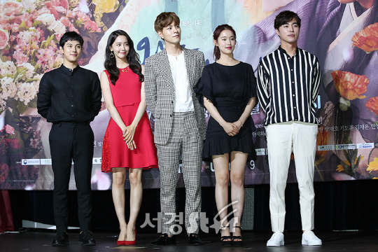 ‘왕은 사랑한다’ 출연 배우들이 3일 오후 인천 영종도 파라다이스 시티 호텔에서 MBC 새 월화드라마 ‘왕은 사랑한다’ 쇼케이스에 참석하고 있다.