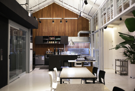 주방가구 디자인 그룹 ‘바이빅테이블’이  운영하는 쇼룸 겸 레스토랑 ‘키친바이빅테이블의 모습.  /사진제공=바이빅테이블