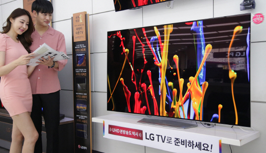 LG전자가 이달 말까지 전국 판매점에서 인기 TV제품에 대한 할인 행사를 진행한다고 4일 밝혔다. 행사 기간에 55형 LG 올레드 TV(모델명: OLED55B7)는 지난달보다 약 20만원 저렴한 319만원에 판매하며, ‘나노셀 TV’로 불리는 LG 슈퍼 울트라HD TV 65형 제품(모델명: 65UJ7860, 65UJ7800)‘은 320만원으로 40만원가량 인하된다. 이와 함께 65형 올레드 TV(모델명: OLED65E7)를 구매하는 고객에게 43형 LCD TV를 무료로 증정한다./사진제공=LG전자