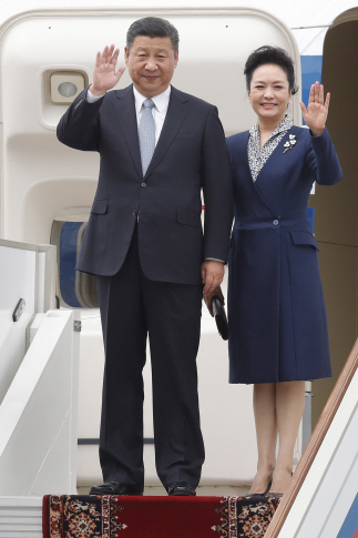3일(현지시간) 러시아 모스크바에 도착한 시진핑 중국 국가주석과 펑리위안 여사가 전용기에서 내려 인사하고 있다./모스크바=타스 연합뉴스