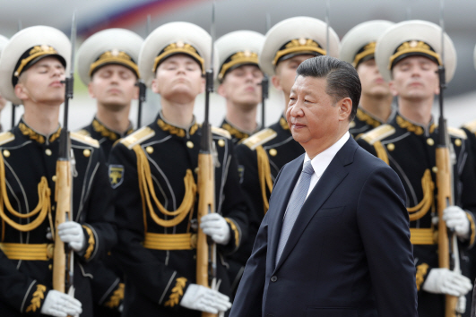 3일(현지시간) 러시아 모스크바에 도착한 시진핑 중국 국가주석이 사열하고 있다./모스크바=타스 연합뉴스
