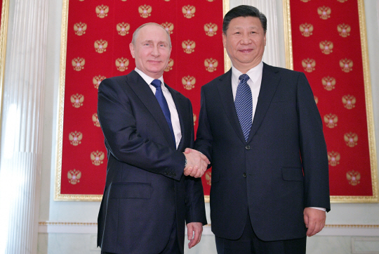 3일(현지시간) 러시아 모스크바에서 시진핑 중국 국가주석이 블라디미르 푸틴 러시아 대통령을 만나 악수하고 있다./모스크바=타스 연합뉴스
