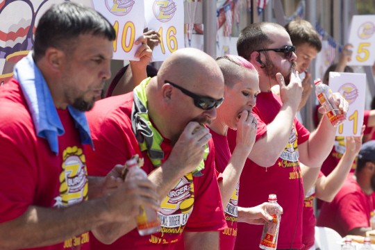 3일(현지시간) 제8회 햄버거 먹기 챔피언십에 참가한 선수들이 햄버거를 먹고 있다. /워싱턴DC=EPA연합뉴스