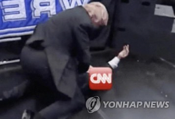 트럼프 대통령이 CNN 마크로 얼굴을 가린 남성을 메다꽂고 있다. /연합뉴스