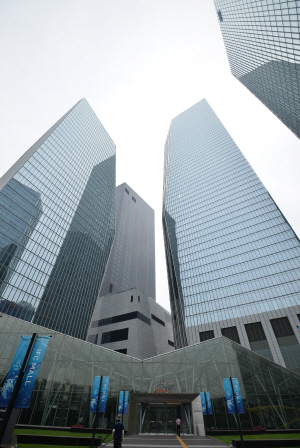 주택도시기금이 올해 처음으로 투자한 서울 여의도 국제금융센터(IFC) 전경. /서울경제DB