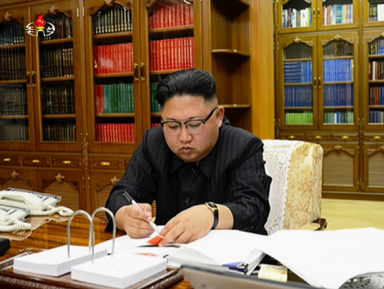 김정은 북한 노동당 위원장이 대륙간탄도미사일(ICBM) 발사를 명령하는 서명을 하고 있다. 북한 조선중앙TV는 4일 김정은 위원장이 전날 ICBM 발사를 명령했다고 보도했다.  /연합뉴스