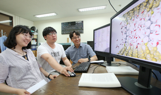 (왼쪽부터)김한슬 박사, 김후성 박사과정, 김용훈 교수가 연구 결과를 놓고 토론하고 있다. /사진제공=KAIST