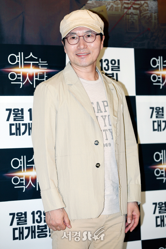 가수 김종환이 4일 오후 서울 양천구 CGV 목동에서 열린 영화 ‘예수는 역사다’ VIP 시사회 포토월 행사에 참석해 포즈를 취하고 있다.