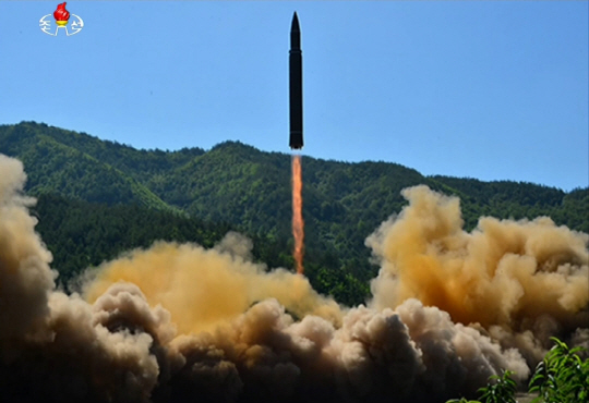 ICBM 발사 지켜보는 김정은   김정은 북한 노동당 위원장이 대륙간탄도미사일(ICBM) ‘화성-14형’의 시험발사를 지켜보고 있다(위) 북한 조선중앙TV는 4일 ICBM 발사 모습을 공개했다. 북한이 발사한 화성-14형이 하늘로 치솟아 오르고 있다(아래)/연합뉴스